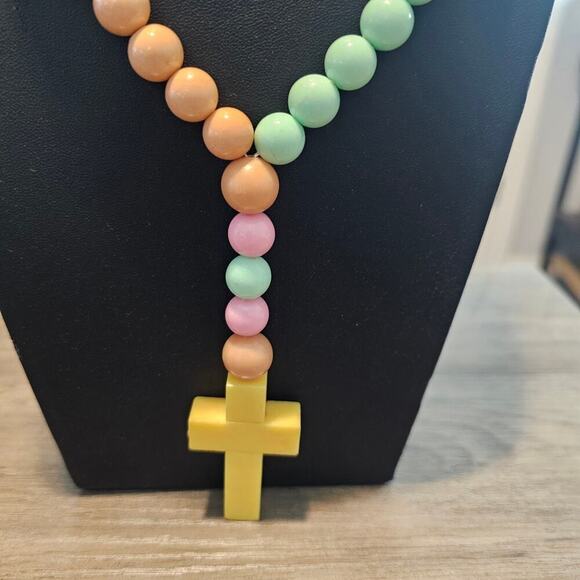 Vintage Silicone Rosary Beaded Pastel Yellow Chunky Cross Religious Necklace - Picture 3 of 8